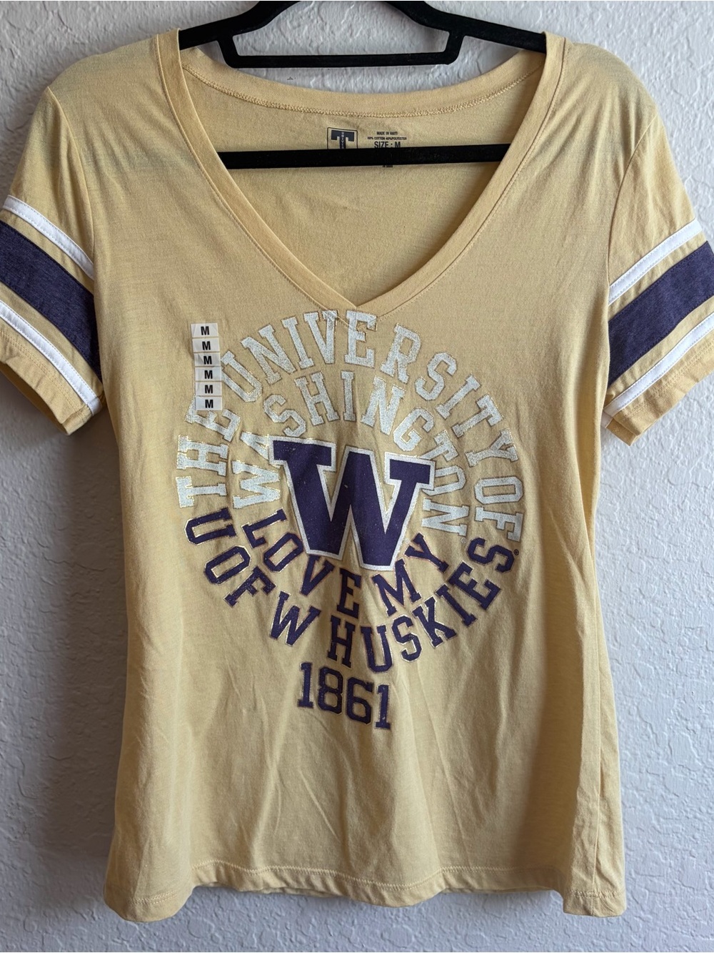 Washington Huskies Gold V Neck T-Shirt - Women’s Medium NWOT